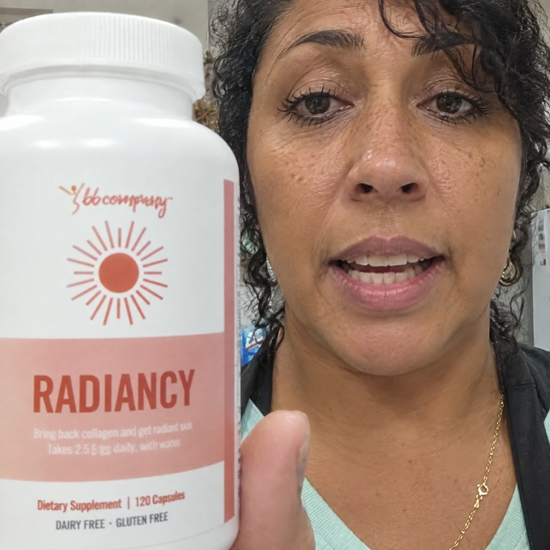 Mulher segurando um frasco de Radiancy